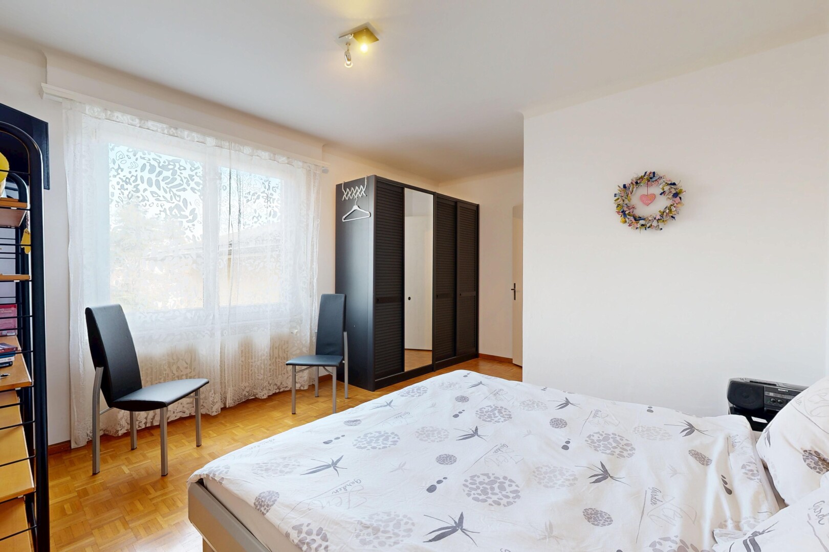 zimmer / schlafzimmer mit parquet floor, holzfußboden, wood finish floor, gipskartonwand, und drywall