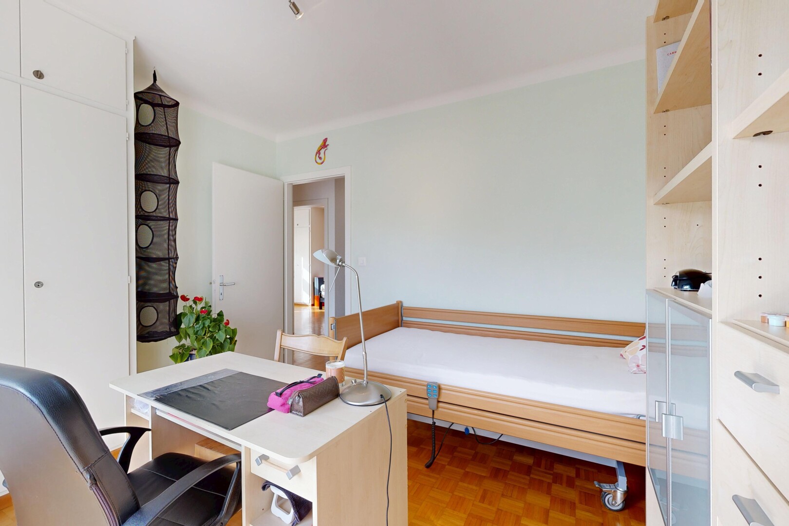zimmer / schlafzimmer mit wood finish floor, holzfußboden, parquet floor, bürobereich, und inside property