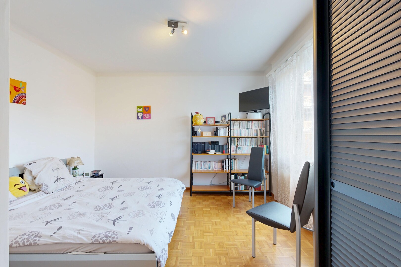 zimmer / schlafzimmer mit parquet floor, wood finish floor, holzfußboden, drywall, und gipskartonwand