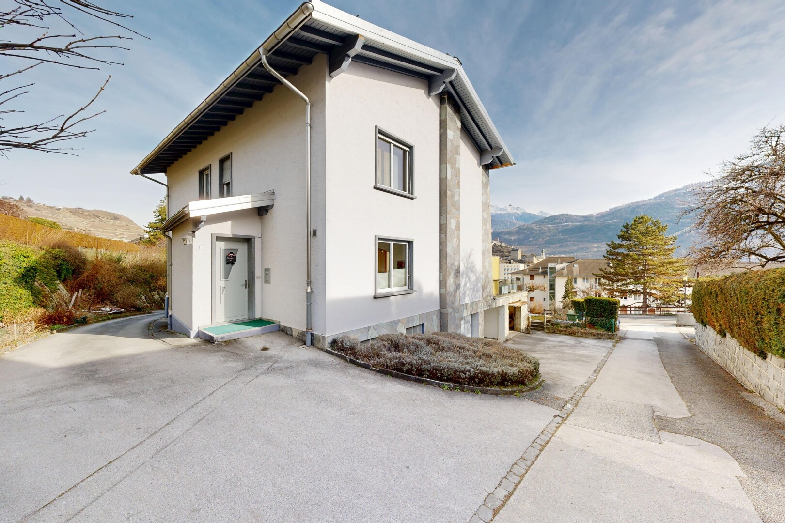 außenansicht mit stuckverkleidung, mountain view, blick auf die berge, property visible, und day time
