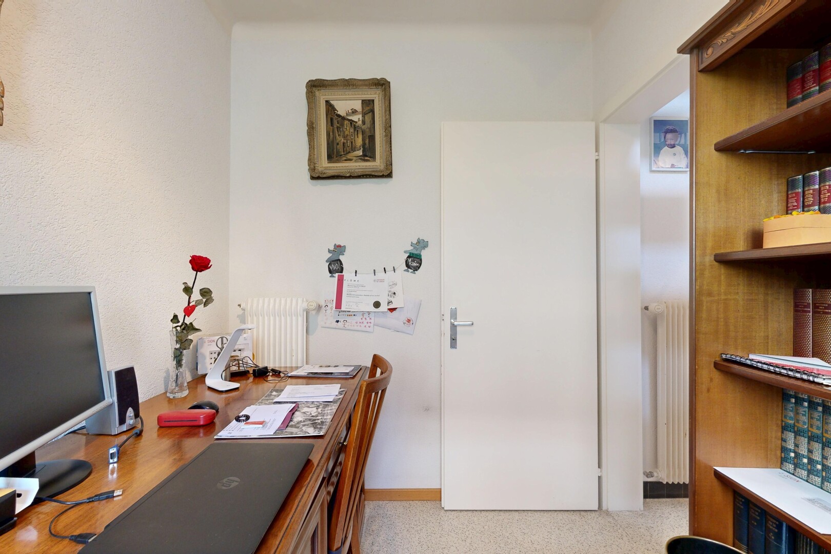 büro mit kühler, fernseher, inside property, bürobereich, und gipskartonwand