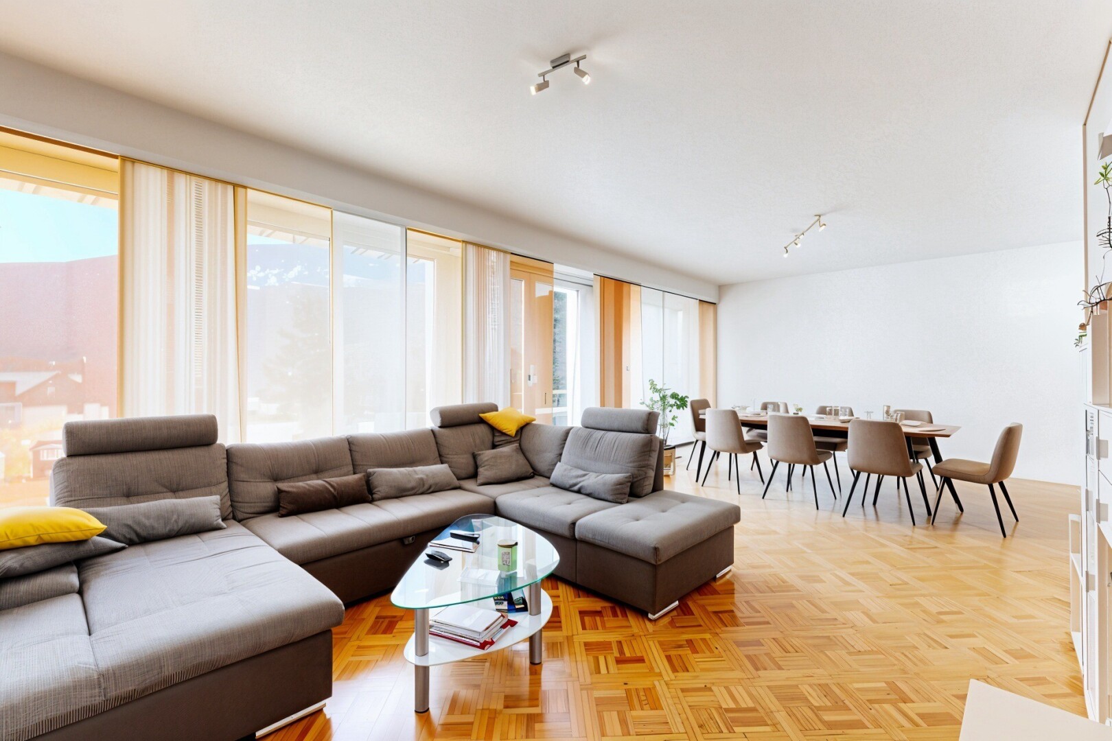 wohn- / esszimmer mit parquet floor, inside property, holzfußboden, wood finish floor, und gipskartonwand
