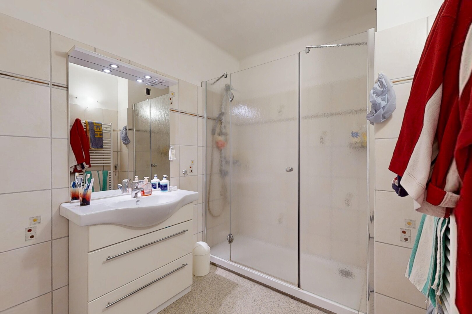 bad mit spiegel, schminktisch, komplettes badezimmer, dusche, und inside property