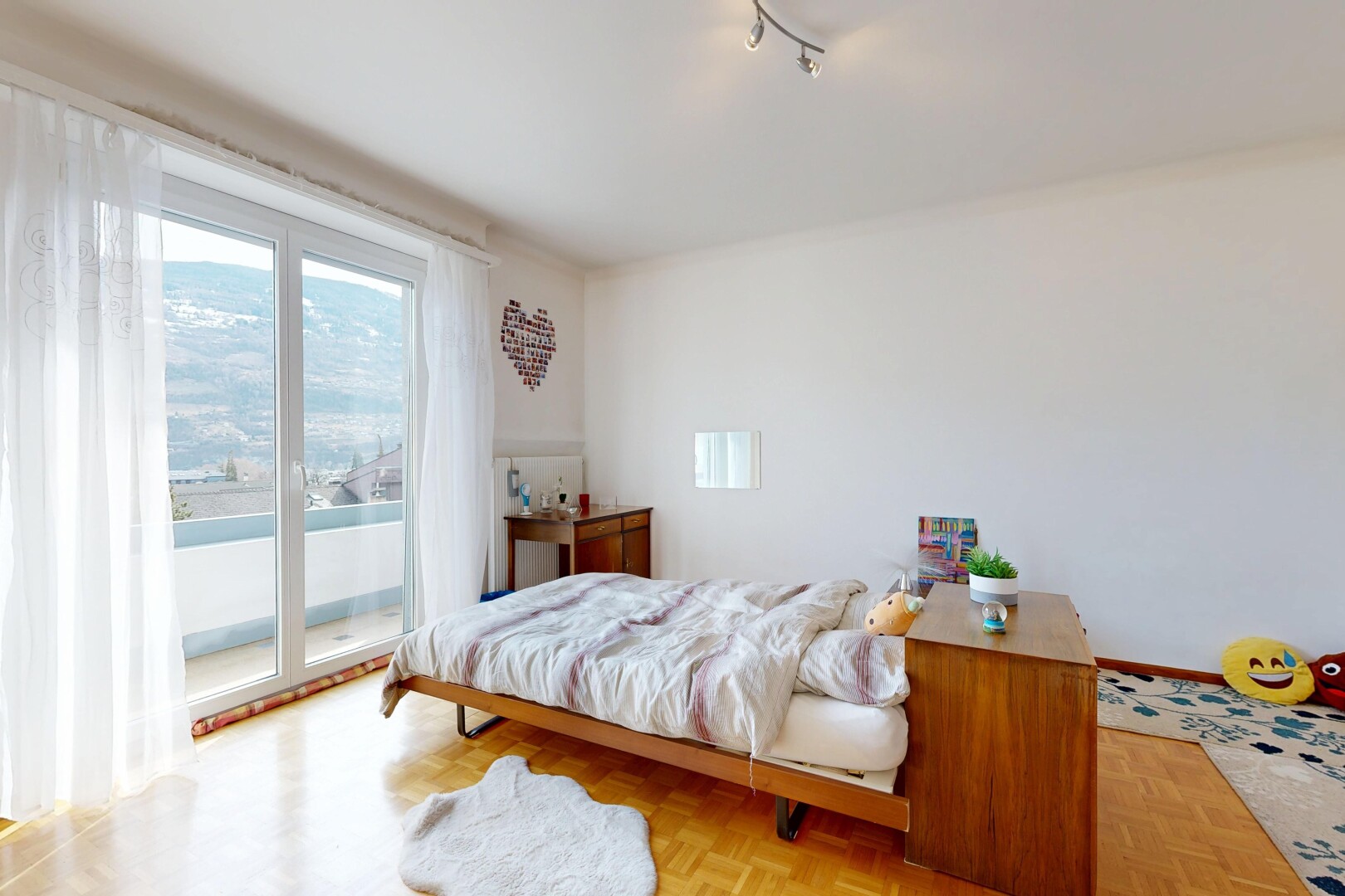 zimmer / schlafzimmer mit parquet floor, drywall, gipskartonwand, außenzugang, und wood finish floor