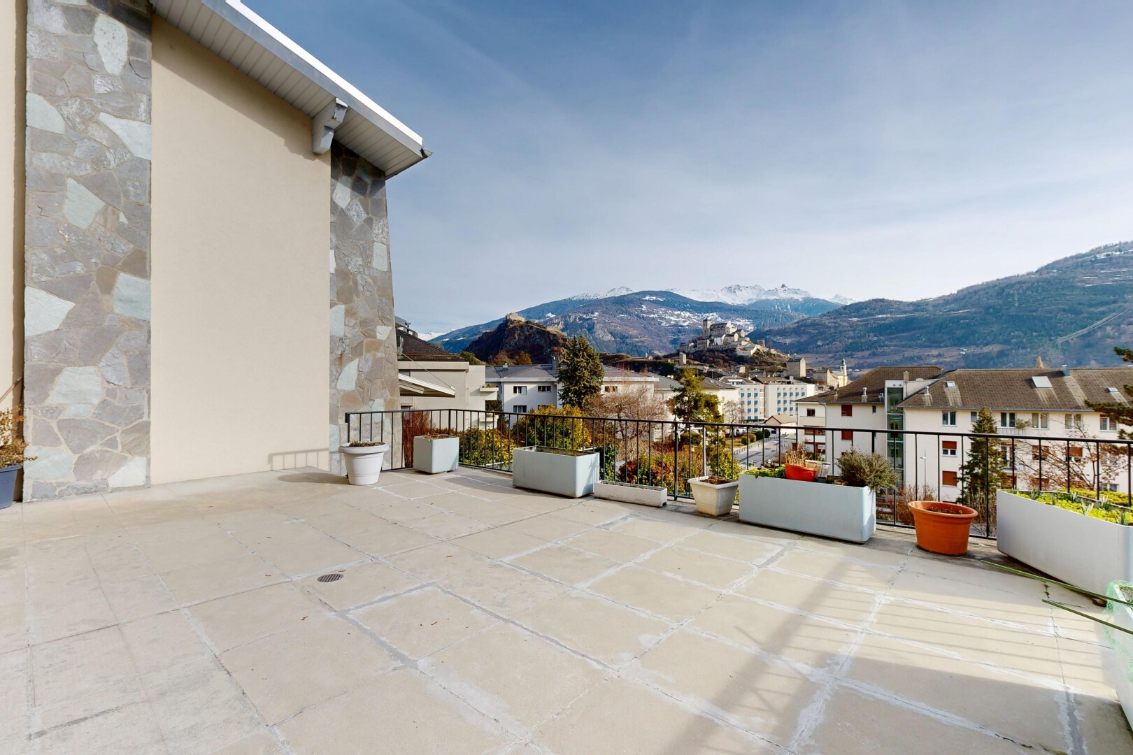 terrasse mit terrasse, blick auf die berge, mountain view, day time, und wohngebietblick