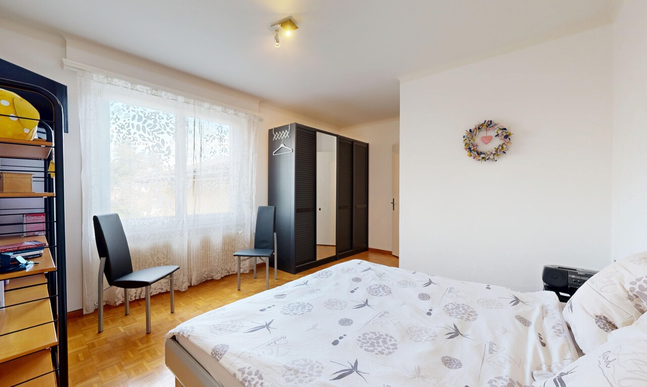 zimmer / schlafzimmer mit parquet floor, holzfußboden, wood finish floor, gipskartonwand, und drywall