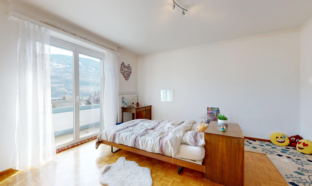 zimmer / schlafzimmer mit parquet floor, drywall, gipskartonwand, außenzugang, und wood finish floor