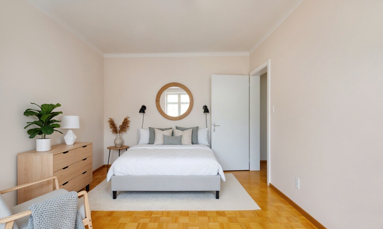 wohnzimmer mit inside property, bürobereich, holzfußboden, wood finish floor, und parquet floor