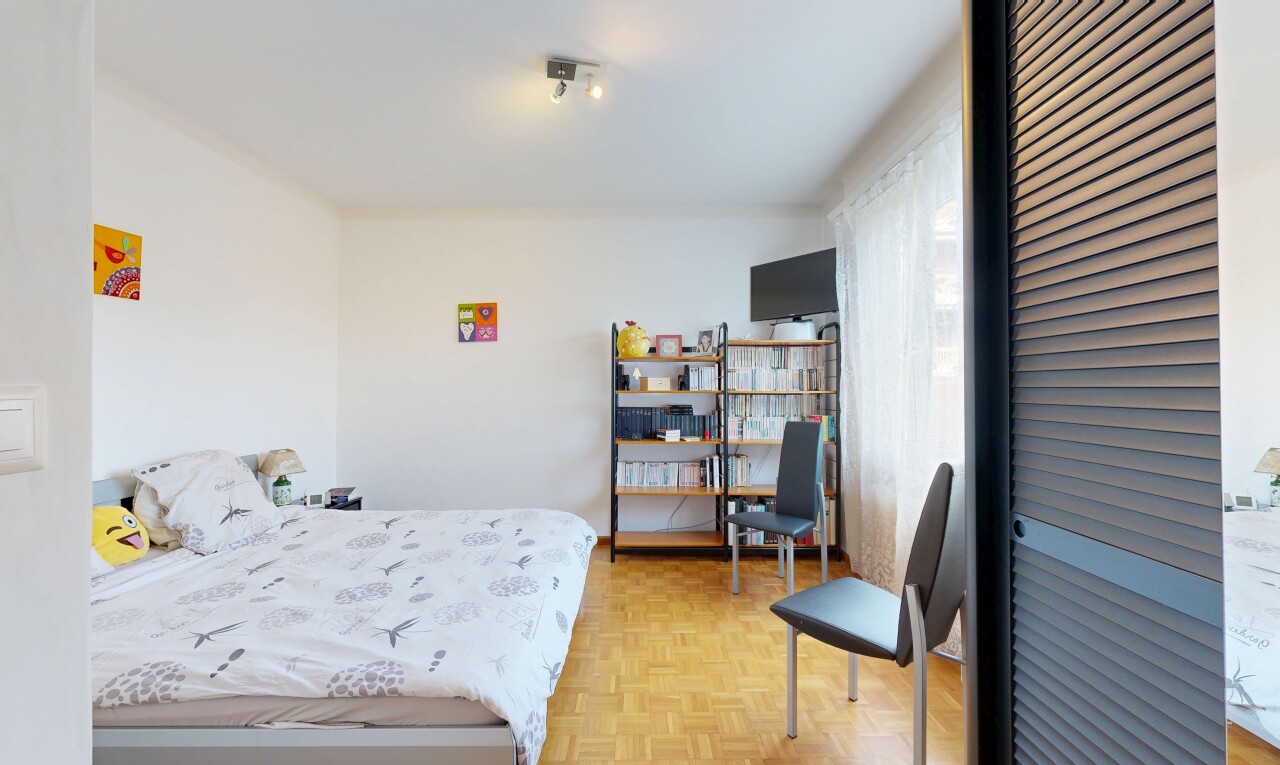 zimmer / schlafzimmer mit parquet floor, wood finish floor, holzfußboden, drywall, und gipskartonwand
