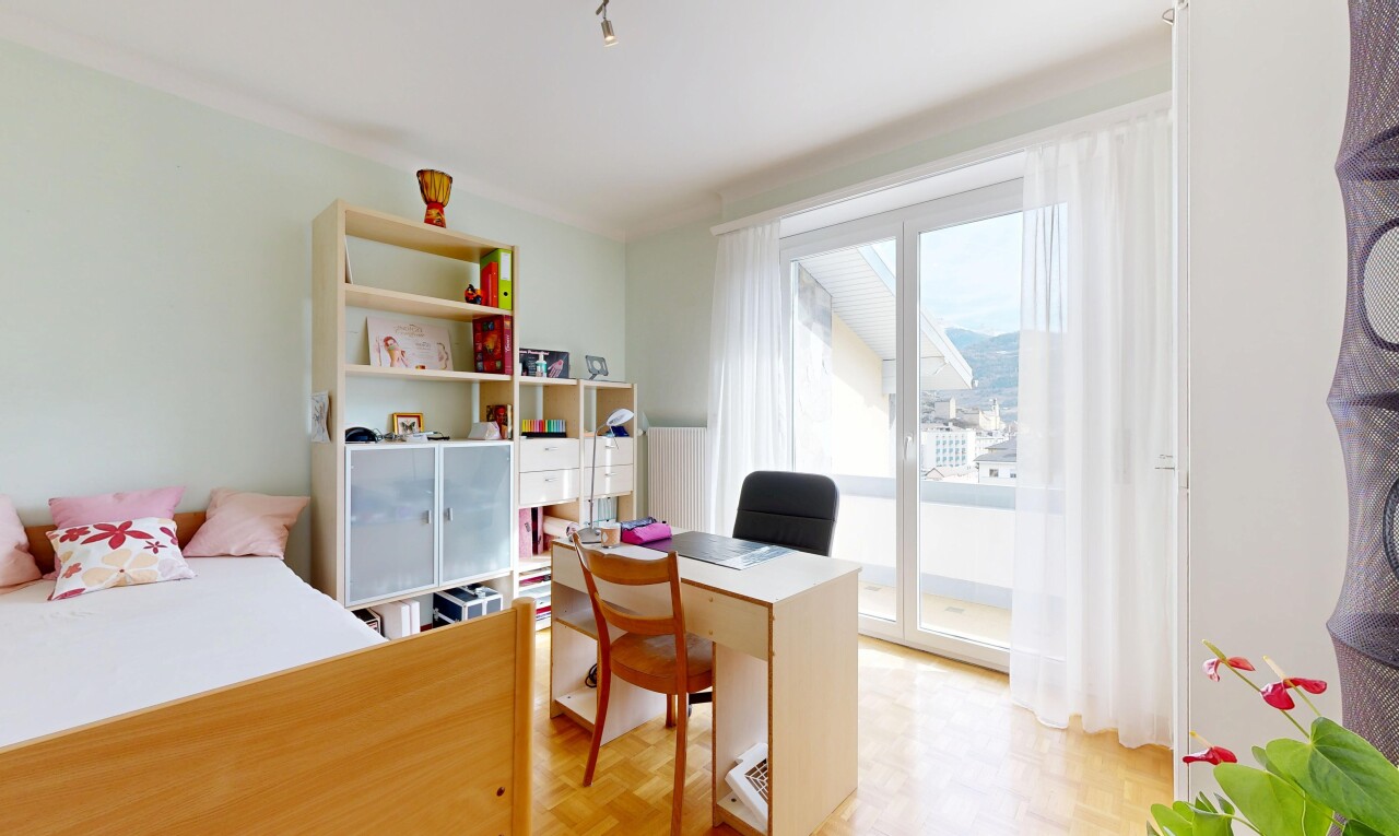 büro mit gipskartonwand, drywall, natürliches licht, natural light, und parquet floor