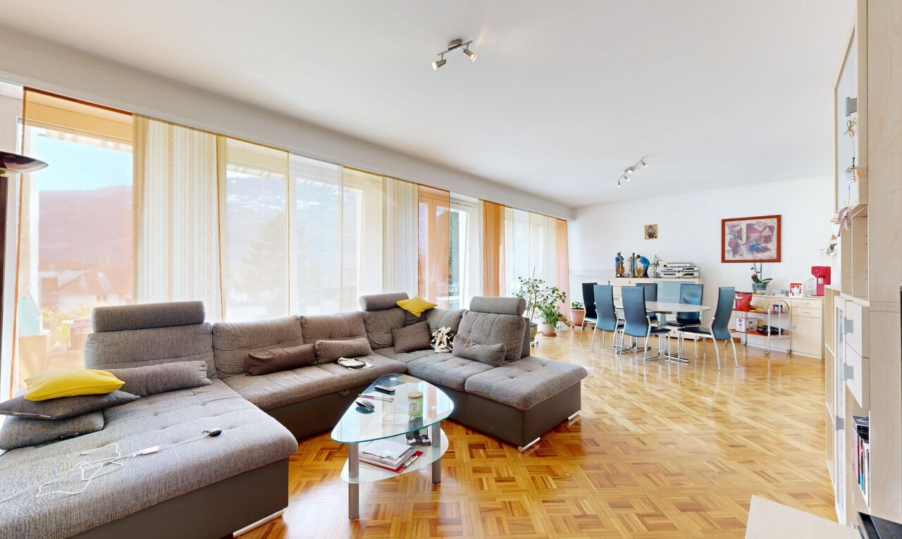 wohn- / esszimmer mit parquet floor, inside property, holzfußboden, wood finish floor, und gipskartonwand