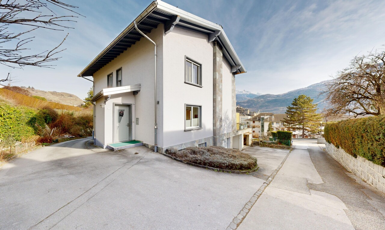 außenansicht mit stuckverkleidung, mountain view, blick auf die berge, property visible, und day time