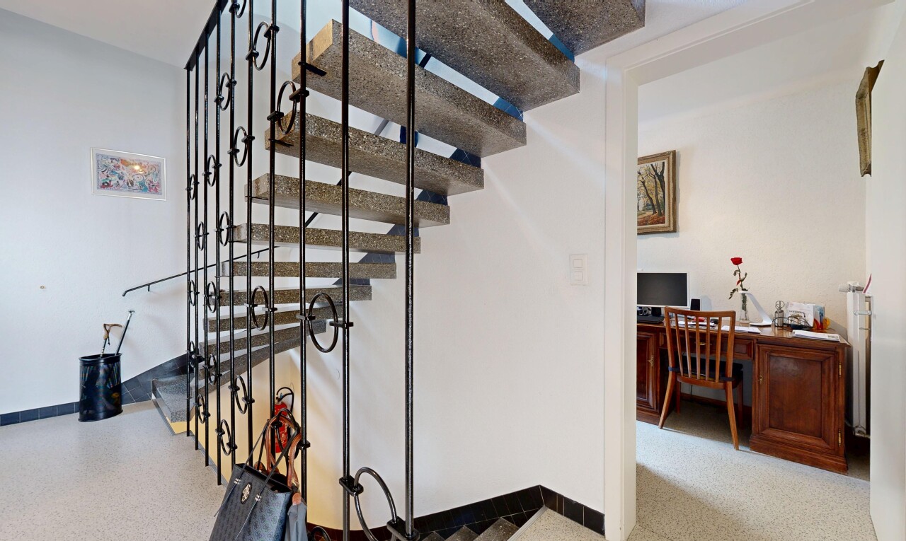 treppe mit gipskartonwand, drywall, inside property, fernseher, und sockelleisten
