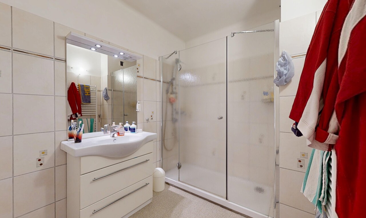 bad mit spiegel, schminktisch, komplettes badezimmer, dusche, und inside property