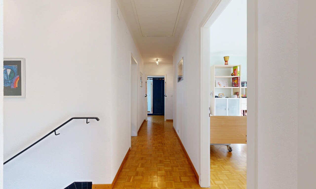 halle / korridor mit inside property, holzfußboden, wood finish floor, parquet floor, und obergeschoss-podest