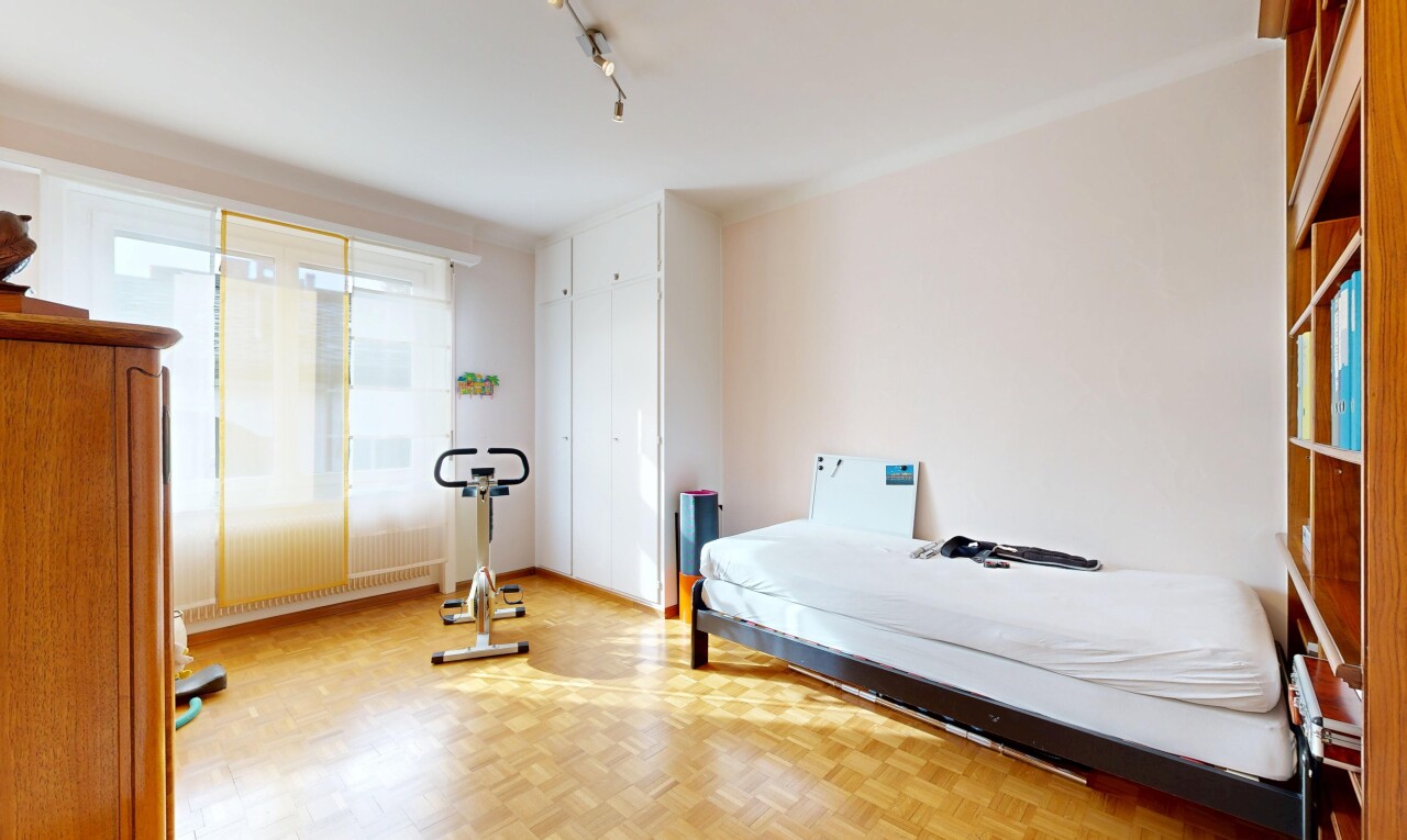 zimmer / schlafzimmer mit holzfußboden, wood finish floor, parquet floor, inside property, und gipskartonwand