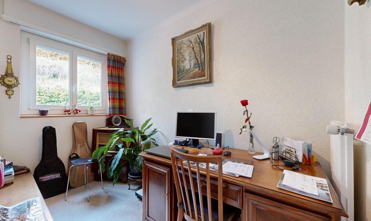 büro mit bürobereich, fernseher, inside property, natural light, und natürliches licht