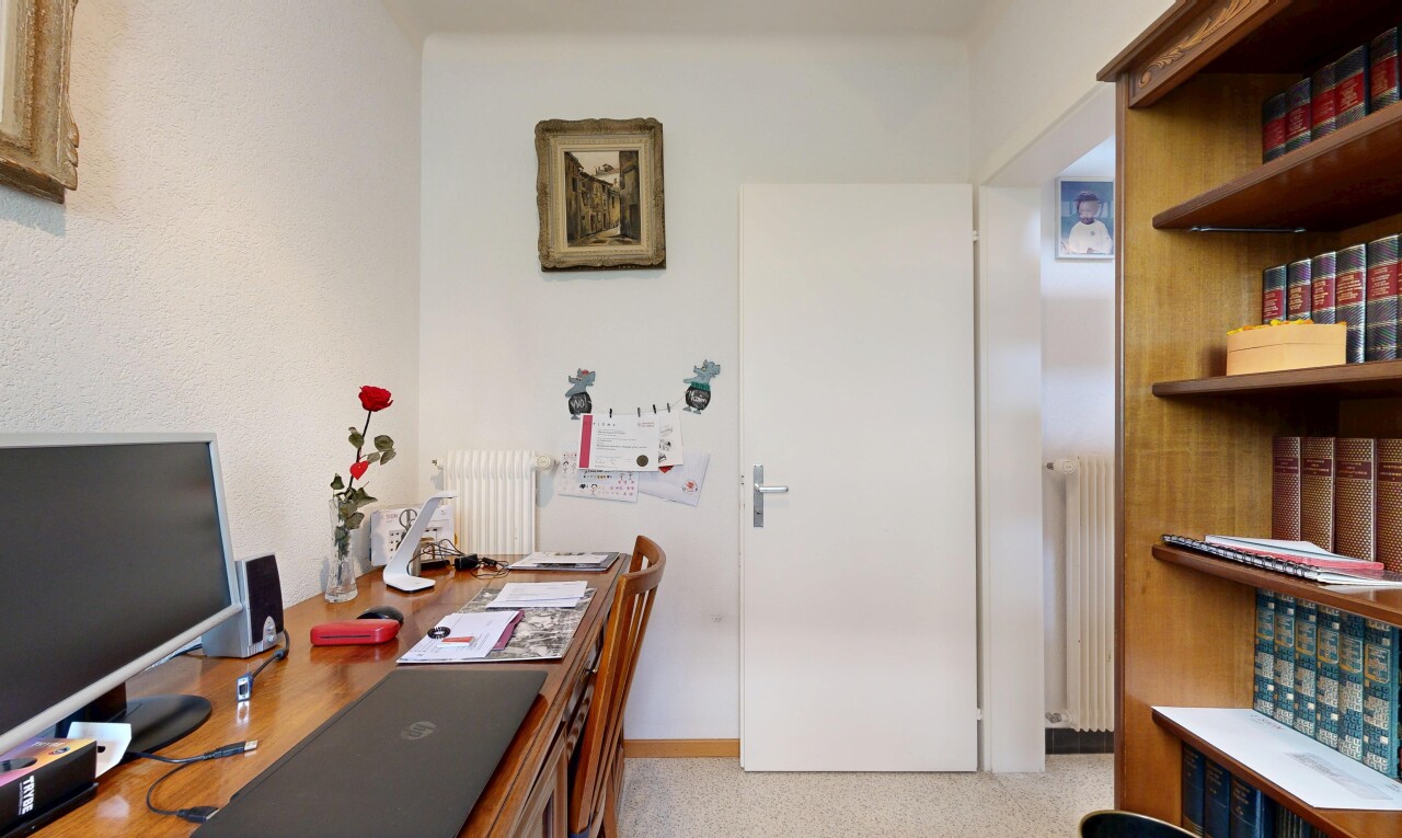 büro mit kühler, fernseher, inside property, bürobereich, und gipskartonwand