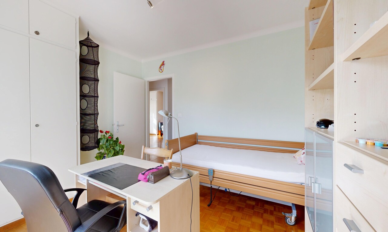 zimmer / schlafzimmer mit wood finish floor, holzfußboden, parquet floor, bürobereich, und inside property