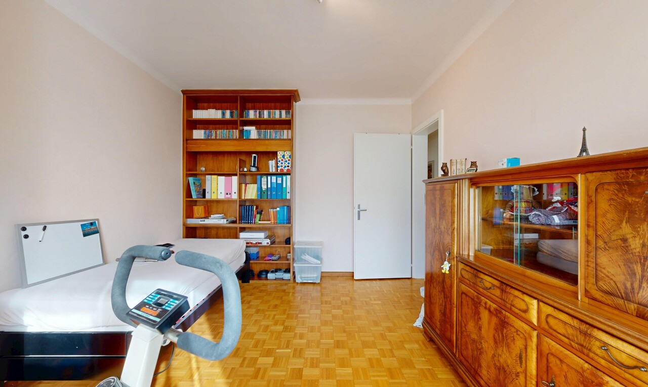wohnzimmer mit inside property, bürobereich, holzfußboden, wood finish floor, und parquet floor
