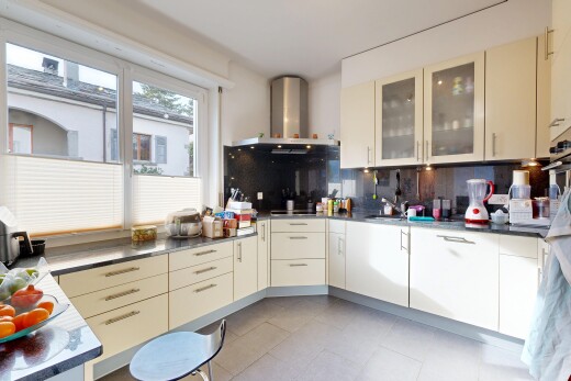 cuisine avec hotte, light floor, inside property, lumière naturelle, et natural light