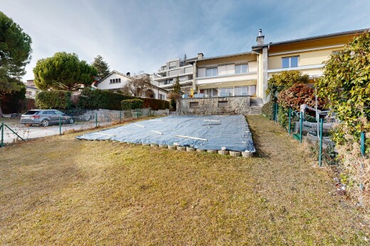 façade avec clôture, day time, et pelouse