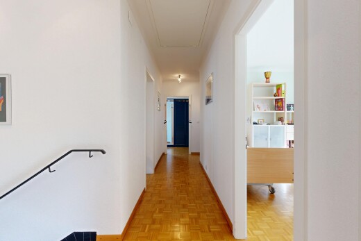 couloir avec inside property, sol en finition bois, wood finish floor, parquet floor, et palier à l'étage