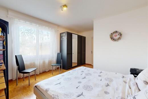 chambre avec parquet floor, sol en finition bois, wood finish floor, cloison sèche, et drywall