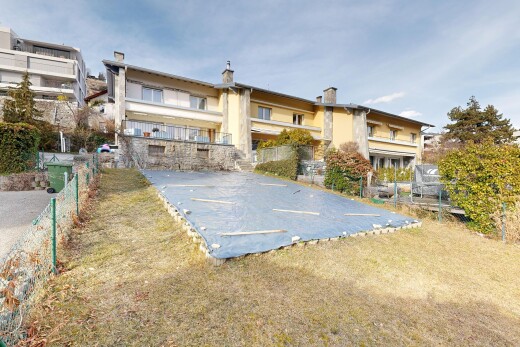 façade avec clôture, from community, cheminée, day time, et parking