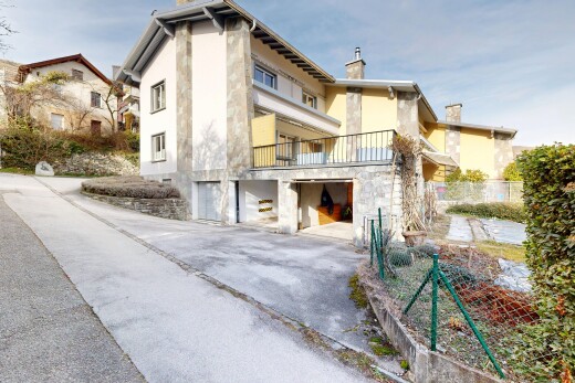extérieur du bâtiment avec garage intégré, day time, et allée