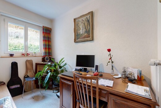 bureau avec espace bureau, télévision, inside property, natural light, et lumière naturelle