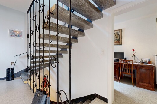 escaliers avec cloison sèche, drywall, inside property, télévision, et plinthes murales