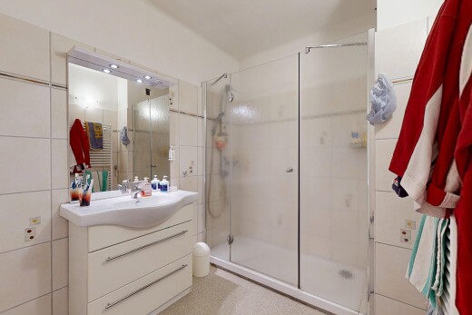 salle de bains avec miroir, lavabo (ou coiffeuse selon le contexte), salle de bain complète, douche, et inside property
