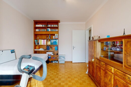 salon avec inside property, espace bureau, sol en finition bois, wood finish floor, et parquet floor