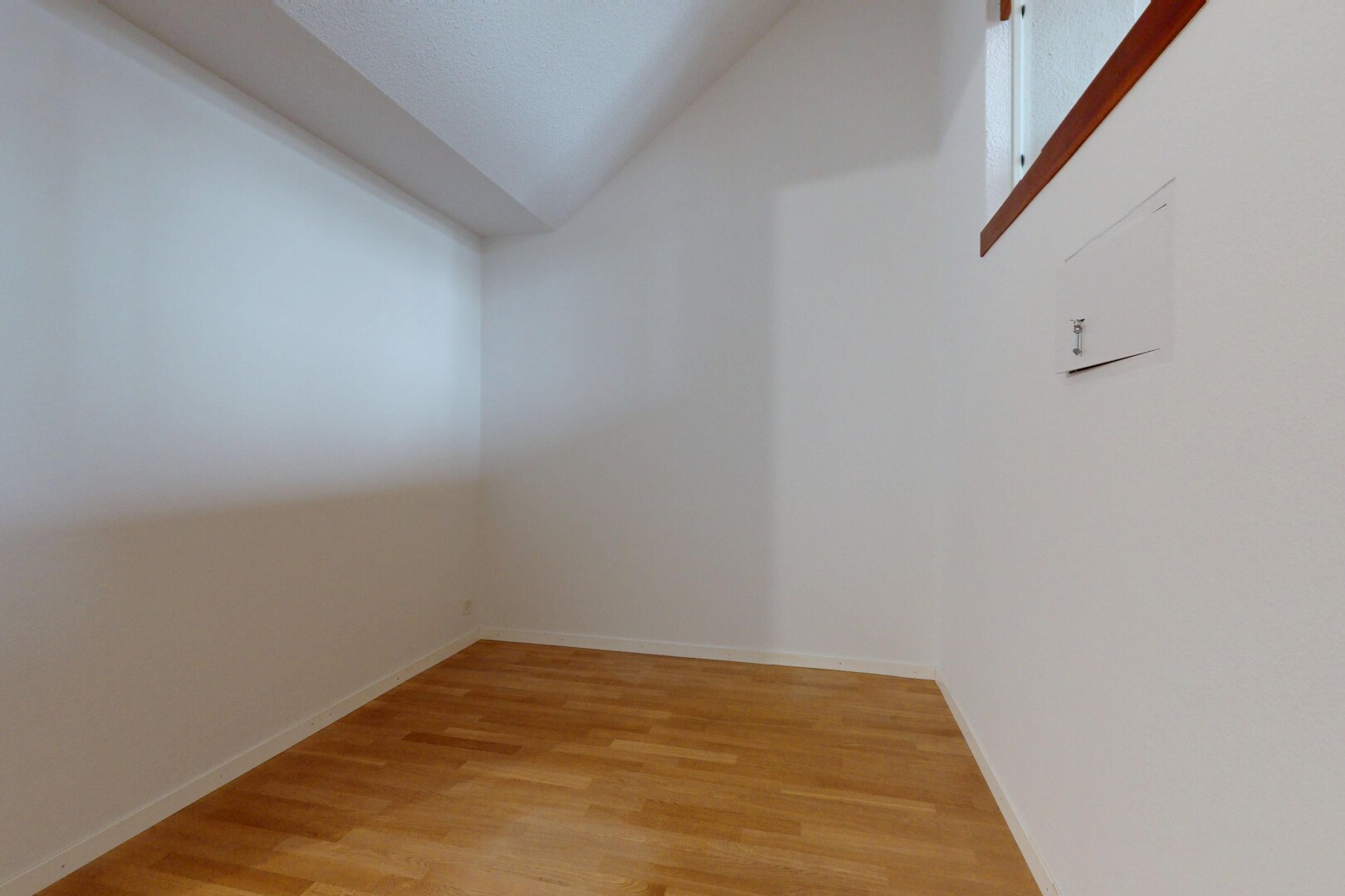 leerer raum mit dachschräge, vaulted ceiling, holzfußboden, wood finish floor, und inside property