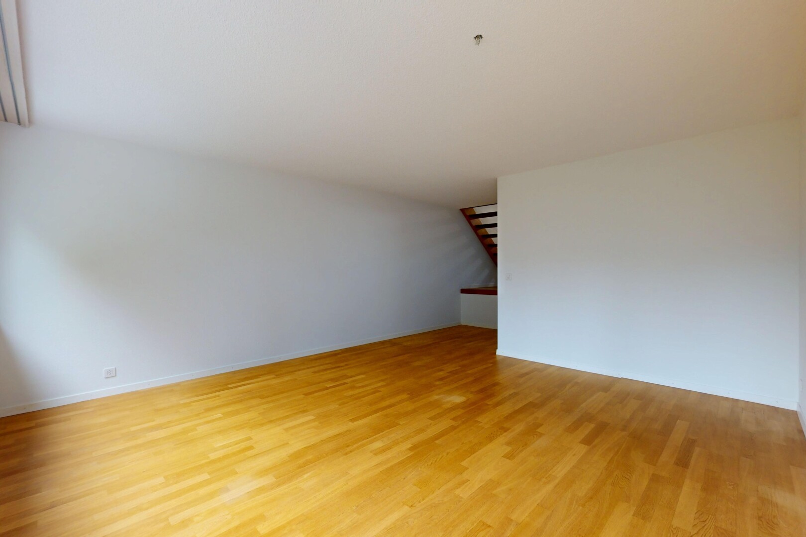 leerer raum mit inside property, gipskartonwand, drywall, holzfußboden, und wood finish floor