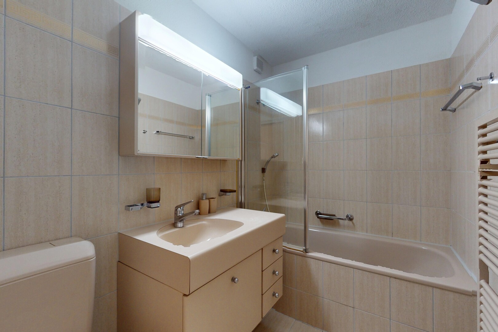 bad mit spiegel, fliesenwand, tile wall, komplettes badezimmer, und kombiniertes bad / dusche