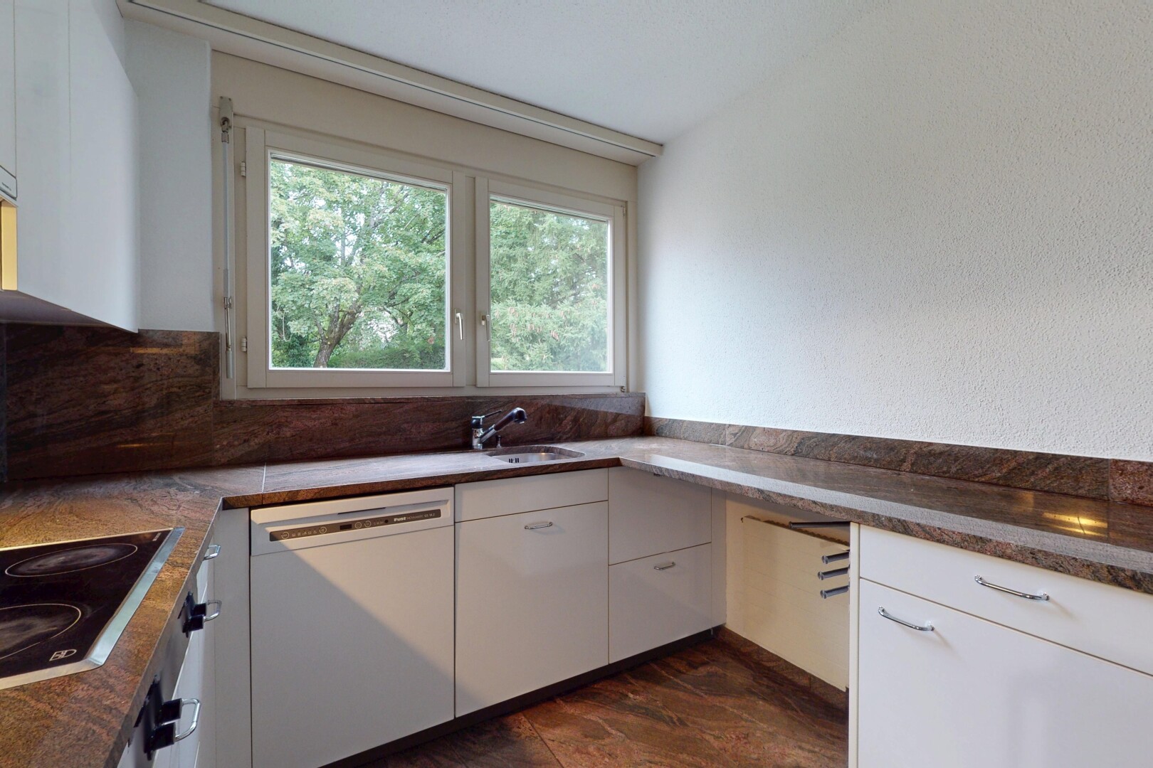 küche mit weiße schränke, geschirrspülmaschine, inside property, natural light, und natürliches licht