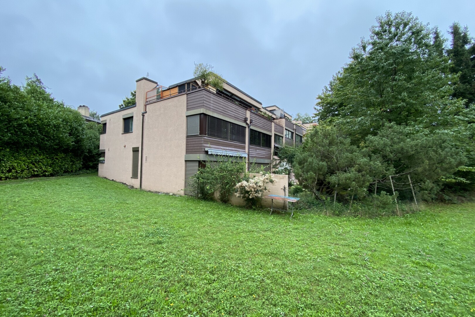 außenansicht mit rasen, property visible, overcast, und stuckverkleidung