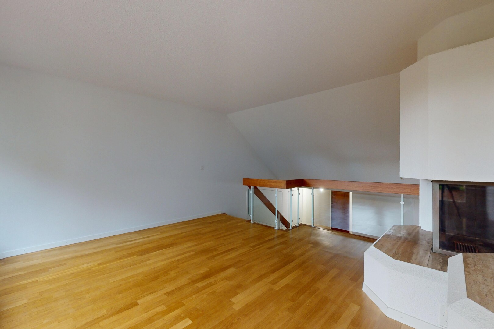 leerer raum mit drywall, gipskartonwand, wood finish floor, holzfußboden, und inside property