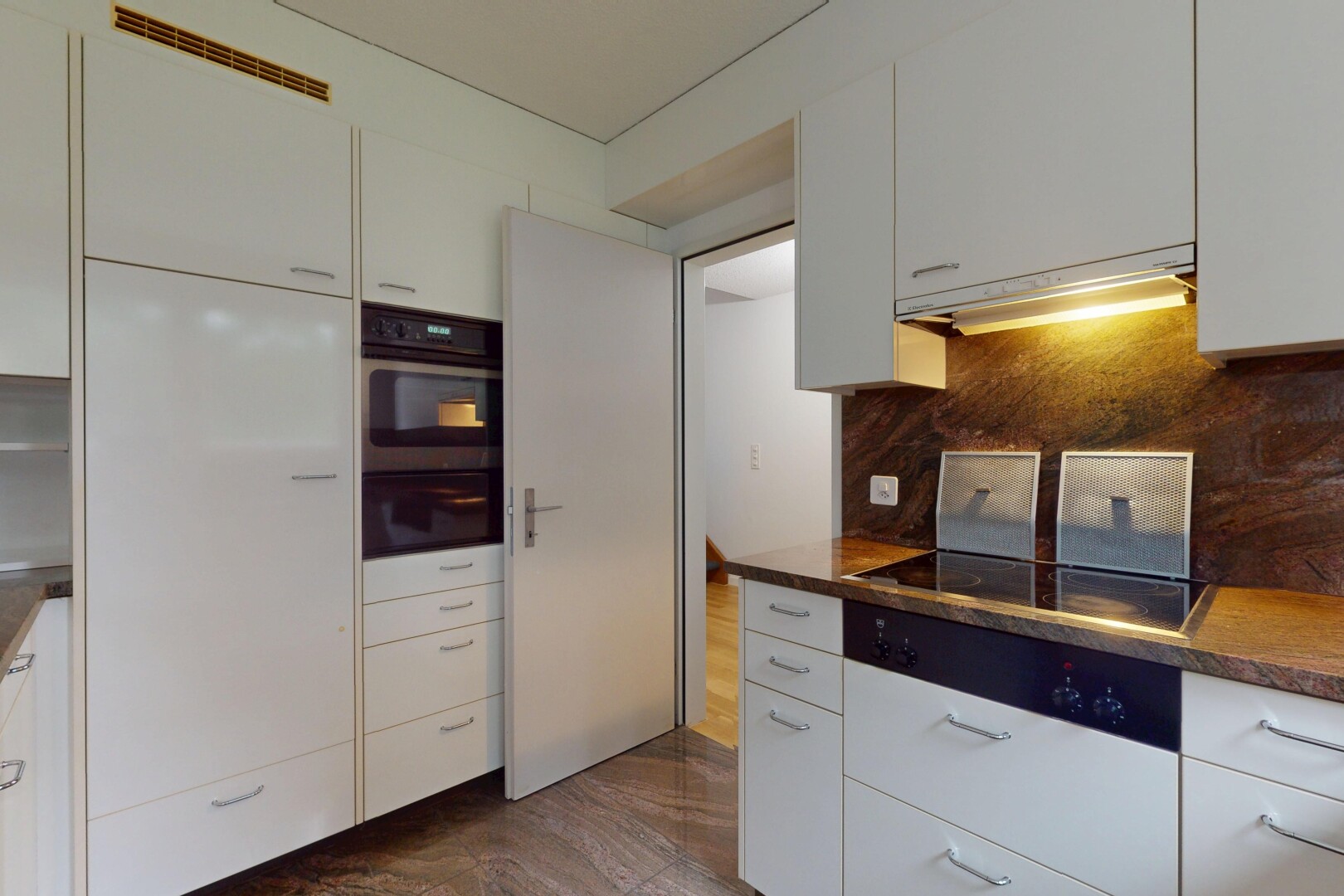 küche mit weiße schränke, küchenrückwand beim herd, küchenrückwand beim Herd, inside property, und dunstabzugshaube