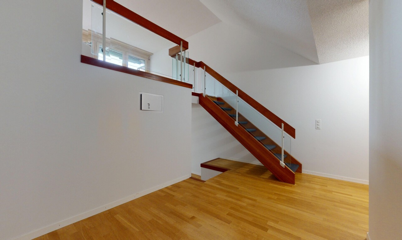 treppe mit inside property, gipskartonwand, drywall, holzfußboden, und wood finish floor