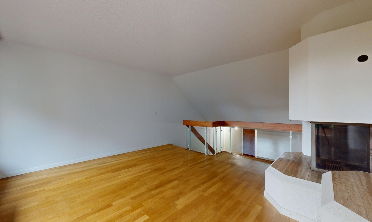 leerer raum mit drywall, gipskartonwand, wood finish floor, holzfußboden, und inside property