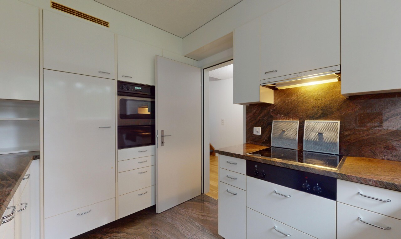 küche mit weiße schränke, küchenrückwand beim herd, küchenrückwand beim Herd, inside property, und dunstabzugshaube