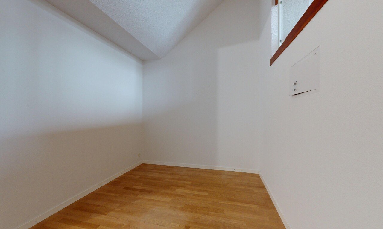 leerer raum mit dachschräge, vaulted ceiling, holzfußboden, wood finish floor, und inside property