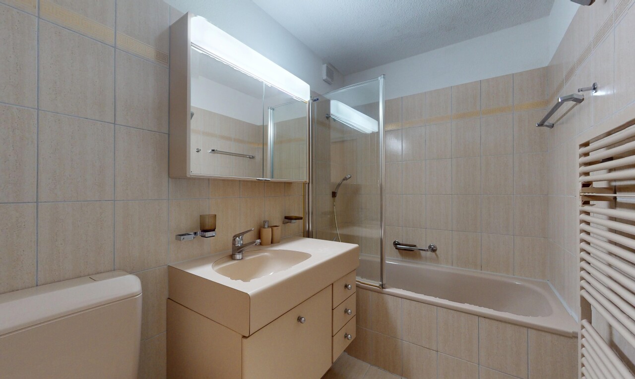 bad mit spiegel, fliesenwand, tile wall, komplettes badezimmer, und kombiniertes bad / dusche
