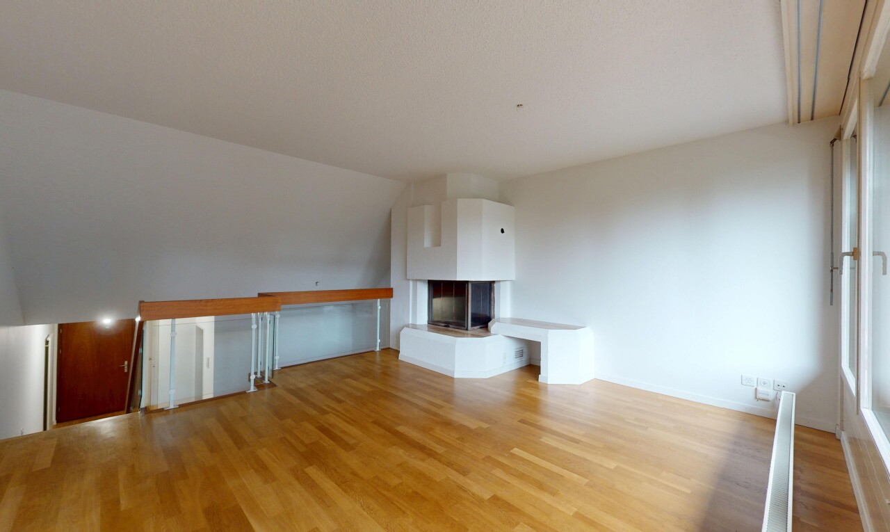 leerer raum mit gipskartonwand, drywall, holzfußboden, wood finish floor, und inside property