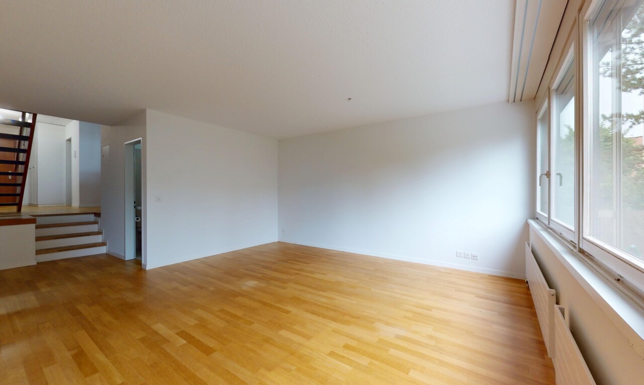leerer raum mit gipskartonwand, drywall, holzfußboden, wood finish floor, und inside property