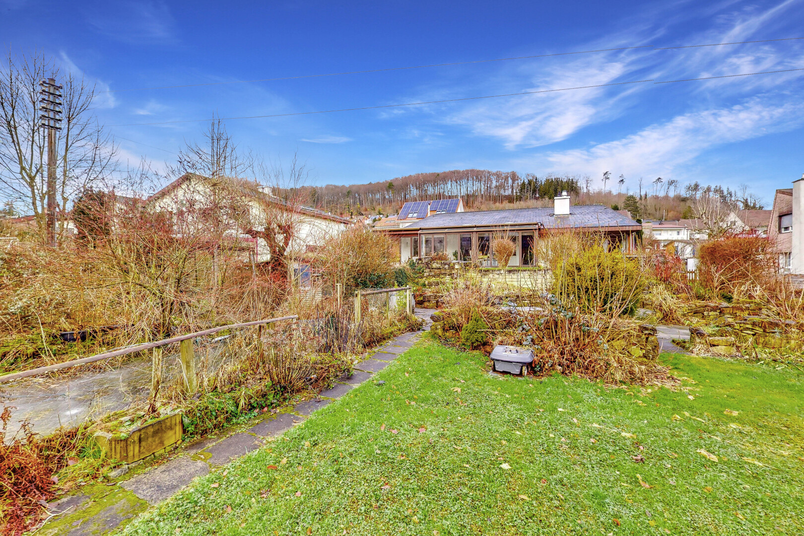 jardin avec pelouse, day time, property visible, et clôture