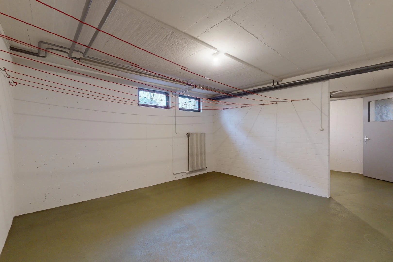 pièce vide avec lumière naturelle et sol en béton